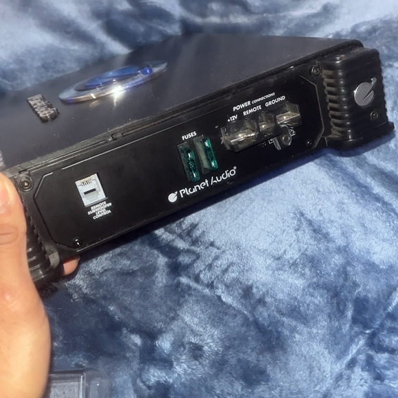 Planet audio 3000W amp 1ohm stable - Picture 3 of 4